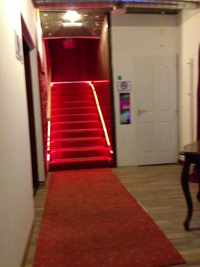 Whole Basement Former Pub For Stag Do, Bachelor House Party Flat Budapeste Exterior foto